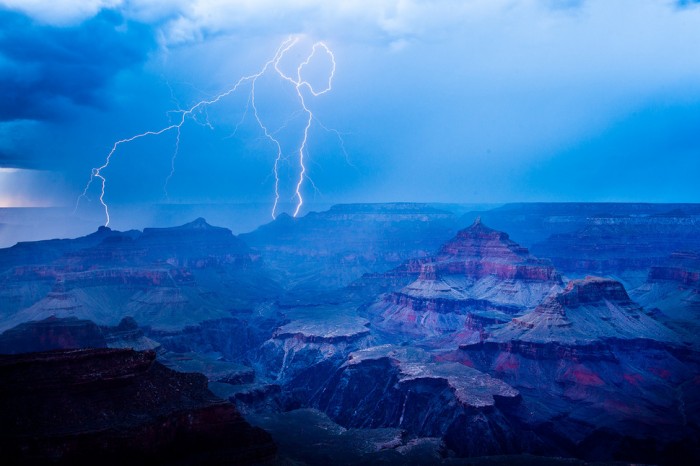 One of the most amazing thunderstorm pictures is taken in Arizona.