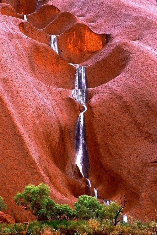 Impressive waterfalls around the world - Uluru Falls in Australia