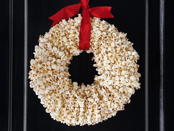 Popcorn wreath is one of the most interesting DIY holiday decorations.