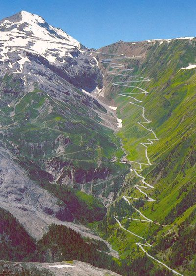 Gotthard Pass in Switzerland is one of the world's 8 scariest roads.