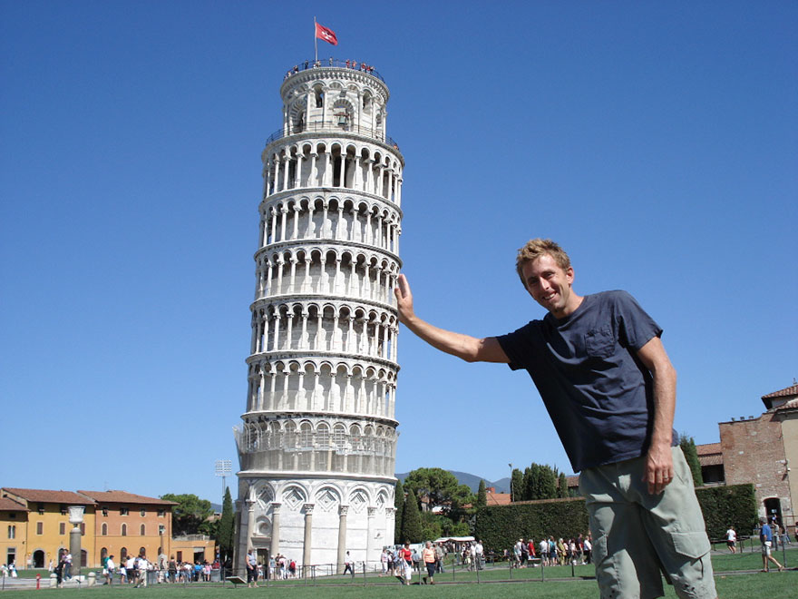 Leaning Tower in Pisa looks totally different during high and lose season.