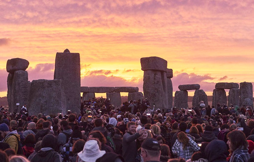 This is what Stonehenge in the UK looks like during high and low season.