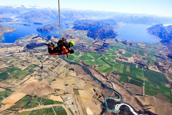 While still in Wanaka he decided to add some adrenaline to his trip around New Zealand, jumping from a plane at 4,500 km above the ground.