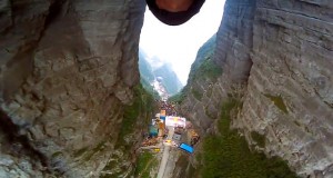 Jeb Corliss performed a legendary stunt , flying through the Tianmen Cave in China